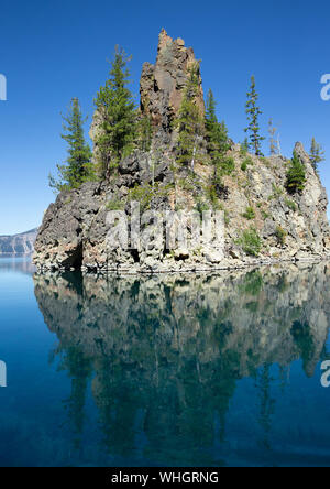 Une vue sur le lac du cratère et bateau fantôme de l'île dans l'Oregon. L'île est un pilier de la formation rocheuse naturelle qui doit son nom à sa ressemblance avec Banque D'Images