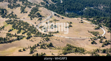 Une vue aérienne de l'East Rim Drive à Crater Lake National Park, Oregon. Banque D'Images