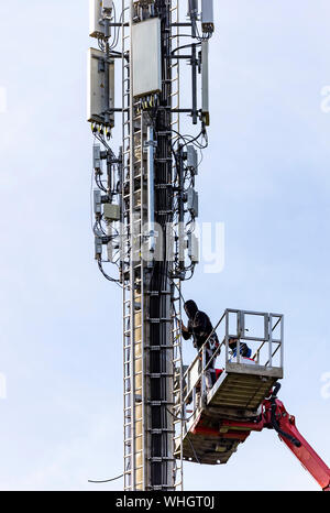 Mât de radio, radio mobile, téléphone, seront mis à niveau, équipé de nouvelles antennes. Allemagne Banque D'Images