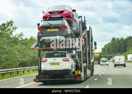 CARDIFF, WALES - Septembre 2018 : l'arrière de la voiture avec un plein chargement de voitures sur l'autoroute M4 près de Cardiff Banque D'Images