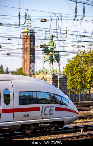 Cologne, les voies en face de la gare principale, en face de l'pont Hohenzollern, pont de chemin de fer, vieux Messeturm, statue équestre de l'Empereur Friedri Banque D'Images