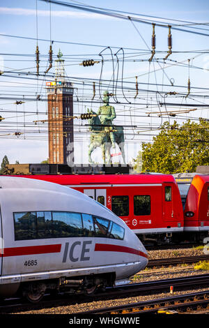 Cologne, les voies en face de la gare principale, en face de l'pont Hohenzollern, pont de chemin de fer, vieux Messeturm, statue équestre de l'Empereur Friedri Banque D'Images