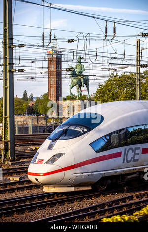 Cologne, les voies en face de la gare principale, en face de l'pont Hohenzollern, pont de chemin de fer, vieux Messeturm, statue équestre de l'Empereur Friedri Banque D'Images