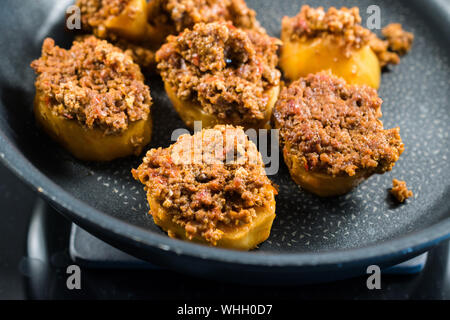 La nourriture turque pomme de terre au four en cocotte avec la viande hachée dans Oturtma Be Pan. La nourriture traditionnelle. Banque D'Images