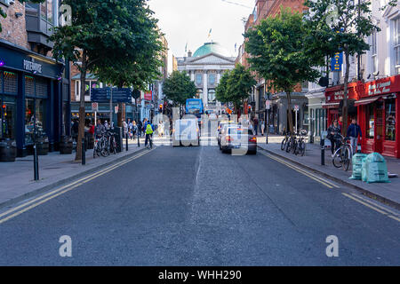 Parliament Street à Dublin, menant à l'Hôtel de ville dans la rue Notre-Dame, l'un des meilleurs rues de Dublin, créé à l'origine dans les années 1700. Banque D'Images