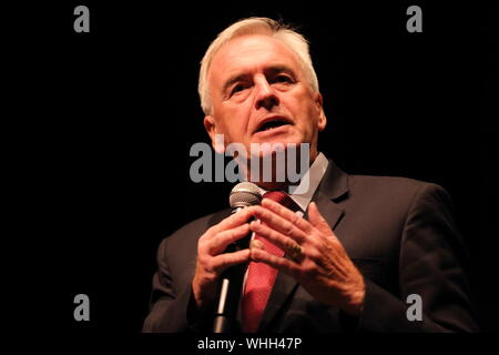 Salford, Greater Manchester, UK. 2 Septembre, 2019. Le Parti du Travail shadow Chancelier de l'Échiquier John McDonnell MP s'adresse à la foule lors d'un rassemblement au théâtre Lowry à Salford. Banque D'Images