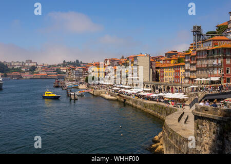 PORTO, PORTUGAL - 28 juillet 2019 : les célèbres maisons de la Ribeira dans le Douro River Bank près du Pont Dom Luis I, Porto, Portugal. Banque D'Images