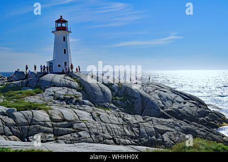 PEGGY'S COVE, Nouvelle-écosse - AOÛT 2019 : Le phare et les formations rocheuses uniques sur lesquels elle repose sont une attraction populaire pour les visiteurs sur le Banque D'Images