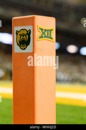 31 août 2019 : Fin de la zone bouilloire avec le Baylor Bears et Big logo 12 logo pendant la 2e moitié de la NCAA Football match entre Stephen F. Austin bûcherons et le Baylor Bears à McLane Stadium à Waco, Texas. Matthew Lynch/CSM Banque D'Images