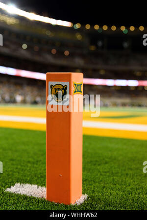 31 août 2019 : Fin de la zone bouilloire avec le Baylor Bears et Big logo 12 logo pendant la 2e moitié de la NCAA Football match entre Stephen F. Austin bûcherons et le Baylor Bears à McLane Stadium à Waco, Texas. Matthew Lynch/CSM Banque D'Images