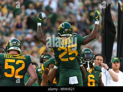 31 août 2019 : running back Trestan Baylor Bears Ebner (25) célèbre un touché lors de la 1ère moitié de la NCAA Football match entre Stephen F. Austin bûcherons et le Baylor Bears à McLane Stadium à Waco, Texas. Matthew Lynch/CSM Banque D'Images