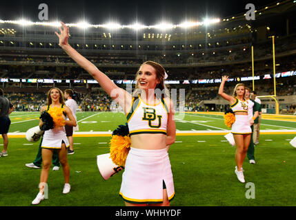 31 août 2019 : Baylor Bears cheerleaders durant la 2e moitié de la NCAA Football match entre Stephen F. Austin bûcherons et le Baylor Bears à McLane Stadium à Waco, Texas. Matthew Lynch/CSM Banque D'Images