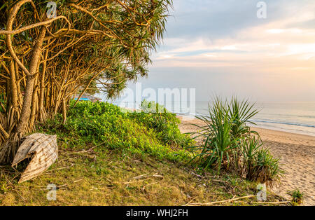 Crépuscule pittoresque à la plage de Klong Nin à l'île de Koh Lanta, Krabi, Thaïlande Banque D'Images