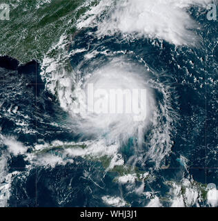 En Floride, aux États-Unis. 2ème Sep 2019. Le satellite NOAA GOES-16 montrant l'ouragan catastrophique Dorian à l'approche de la côte de la Floride le 2 septembre 2019 dans l'océan Atlantique. Dorian a frappé la petite nation insulaire comme une tempête de catégorie 5 avec des vents de 185 mph. Crédit : NOAA/Planetpix/Alamy Live News Banque D'Images