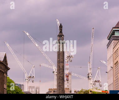 Monument de Melville, avec St Andrew Square St James Moody et grues développement ciel, Edinbugh, Ecosse, Royaume-Uni Banque D'Images