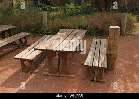 Un banc rustique table de pique-nique et une aire de jeux en Banque D'Images