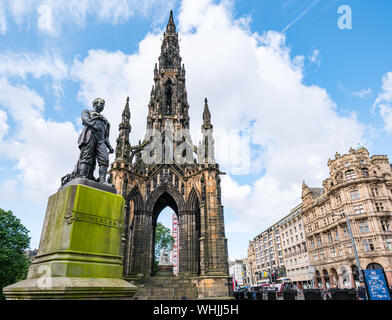 Scott monument gothique victorien & statue de David Livingstone, Princes Street au cours de festival avec M&D Grand Whee & Jenner's store Edinburgh, Ecosse, Royaume-Uni Banque D'Images