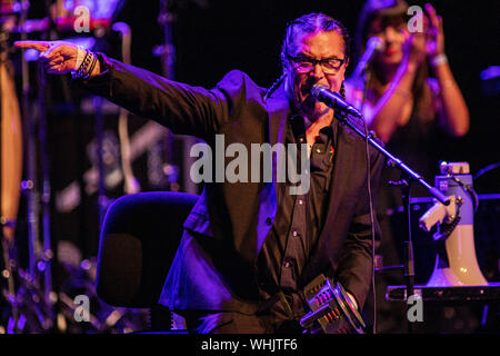 Milan Italie. 02 septembre 2019. Le chanteur-compositeur-interprète et comédien Mike Patton effectue sur scène au Teatro degli Arcimboldi durant la tournée 'Mondo Cne 2019'. Banque D'Images