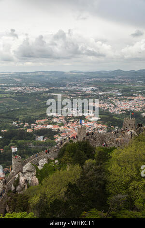 Vue sur une partie des murs et des tours de bafflement défensifs en pierre médiévale du Château des Maures (Castelo dos Mouros) à Sintra, Portugal. Banque D'Images