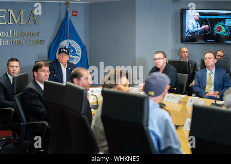 Le président Donald J. Trump, rejoint par le Secrétaire par intérim du Département de la sécurité intérieure Kevin McAleenan et agissant de l'administrateur de la FEMA Pete Gaynor, assiste à une réunion d'information Dimanche, Septembre 1, 2019, sur la prévision de l'Ouragan Dorian directionnelle à la Federal Emergency Management Agency (FEMA) siège à Washington, D.C. (Official White House Photo by Shealah Craighead) Banque D'Images