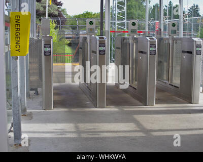 Les tourniquets à la Carling O-Train léger rapide (Trillium) Gare de ligne, Ottawa, Ontario, Canada. Banque D'Images