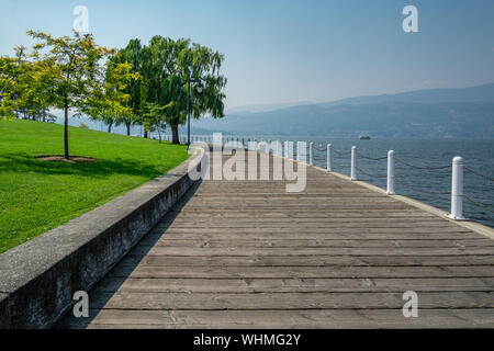 Promenade le long du front de mer sur le lac Okanagan en Colombie-Britannique Banque D'Images