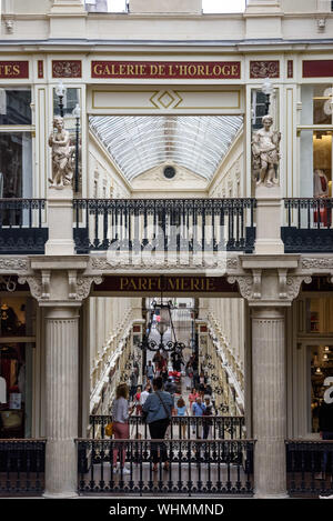 Die Passage Pommeraye ist eine historische Einkaufspassage im Zentrum von Nantes, benannt nach seinem Erbauer Louis Pommeraye. Der Bau begann Ende 184 Banque D'Images