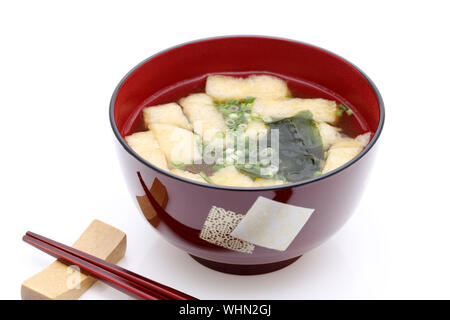 La nourriture japonaise, la soupe Miso d'Abura age le tofu et d'algue wakamé sur un bol Banque D'Images