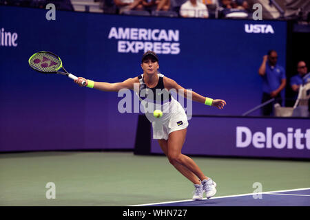 New York, États-Unis. 09Th Sep 2019. Flushing Meadows, New York, United States - 2 septembre, 2019. Belinda Becic d rserving la Suisse lors de sa victoire sur le numéro 1, Naomi Osaka au quatrième tour à l'US Open aujourd'hui. Crédit : Adam Stoltman/Alamy Live News Banque D'Images