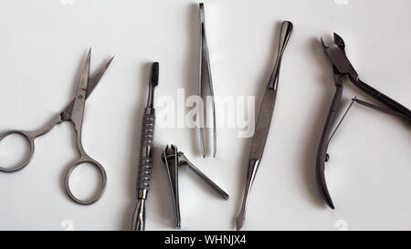 Manucure et pédicure outils sur fond blanc, isolé.Matériel pour institut de beauté, salon de beauté ou un salon de beauté.Outils de Manucure beauté dans le salo Banque D'Images
