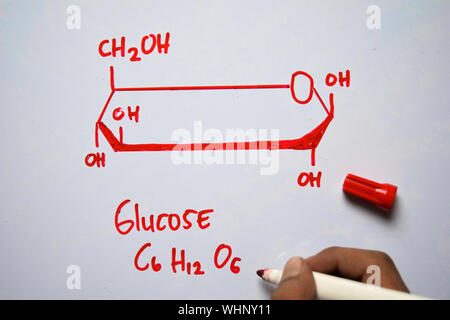 Glucose (C6, H12, O6) molécule écrit sur le tableau blanc. Formule chimique structurels. Concept de l'éducation Banque D'Images