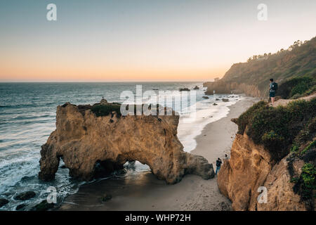 Coucher du soleil à El Matador State Beach, dans la région de Malibu, Californie Banque D'Images