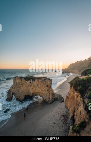 Coucher du soleil à El Matador State Beach, dans la région de Malibu, Californie Banque D'Images