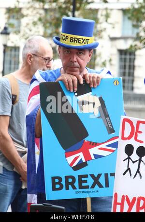 Londres, Royaume-Uni. 09Th Sep 2019. Principaux militant Brexit Steve Bray est titulaire d'une plaque au cours de l'Escale Brexit, arrêter le coup d'État, la démocratie Pro manifestation devant le bureau du Cabinet. Credit : SOPA/Alamy Images Limited Live News Banque D'Images