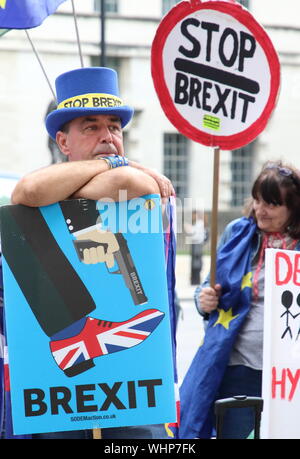 Londres, Royaume-Uni. 09Th Sep 2019. Principaux militant Brexit Steve Bray est titulaire d'une plaque au cours de l'Escale Brexit, arrêter le coup d'État, la démocratie Pro manifestation devant le bureau du Cabinet. Credit : SOPA/Alamy Images Limited Live News Banque D'Images