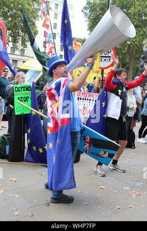 Londres, Royaume-Uni. 09Th Sep 2019. Principaux militant Brexit Steve Bray chants des slogans sur un Brexit loudhailer lors de l'arrêt, le Coup d'arrêt, la démocratie Pro manifestation devant le bureau du Cabinet. Credit : SOPA/Alamy Images Limited Live News Banque D'Images