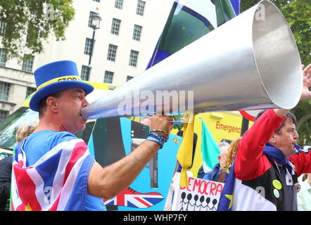 Londres, Royaume-Uni. 09Th Sep 2019. Principaux militant Brexit Steve Bray chants des slogans sur un Brexit loudhailer lors de l'arrêt, le Coup d'arrêt, la démocratie Pro manifestation devant le bureau du Cabinet. Credit : SOPA/Alamy Images Limited Live News Banque D'Images