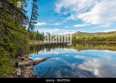 Réflexions de la montagne à Silver Lake, dans Uinta-Wasatch-Cache National Forest, dans la région de Brighton, près de Park City, Utah Banque D'Images