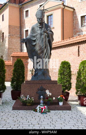 Statue du Pape Jean-Paul II à la cathédrale de Wawel Hill, à Cracovie, en Pologne Banque D'Images