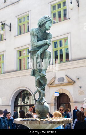 Un monument de l'Abecedarian dans la petite place du marché, Cracovie, Pologne. Banque D'Images