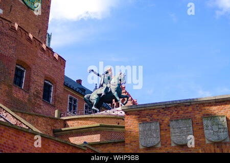 Statue d'un chevalier au château de Wawel Hill à Cracovie, Pologne Banque D'Images