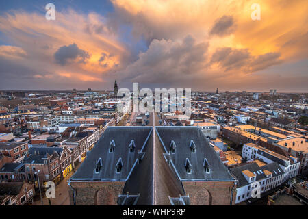 Vue aérienne de la ville de Groningue au clocher de l'église dans le vieux centre-ville Banque D'Images