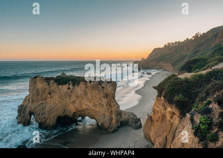 Coucher du soleil à El Matador State Beach, dans la région de Malibu, Californie Banque D'Images