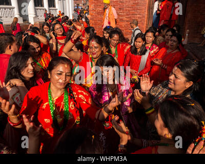 Katmandou, Népal. 09Th Sep 2019. Les femmes dansent et chantent comme ils prennent part pendant le festival.femmes Hindu Festival Teej célèbrent surtout en dansant et en priant. Les femmes jeûner et prier pour le mariage et la famille. Les femmes célibataires de prier pour un meilleur avenir du mariage, alors que les femmes mariées prient pour le bonheur parfait. Credit : SOPA/Alamy Images Limited Live News Banque D'Images