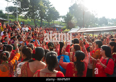 Katmandou, Népal. 09Th Sep 2019. Les femmes dansent et chantent comme ils prennent part pendant le festival.femmes Hindu Festival Teej célèbrent surtout en dansant et en priant. Les femmes jeûner et prier pour le mariage et la famille. Les femmes célibataires de prier pour un meilleur avenir du mariage, alors que les femmes mariées prient pour le bonheur parfait. Credit : SOPA/Alamy Images Limited Live News Banque D'Images