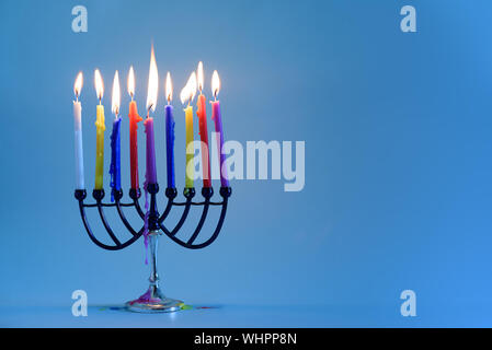 Image de la fête juive de Hanukkah menorah chandelier traditionnel avec l'arrière-plan et de brûler des bougies colorées .Copie espace pour le texte. Banque D'Images