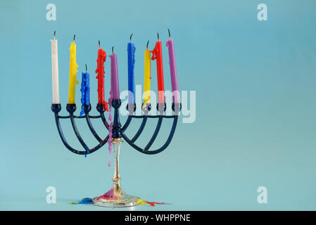 Image de la fête juive de Hanukkah background avec menora chandelier traditionnel et coloré .bougies copie espace pour le texte. Banque D'Images
