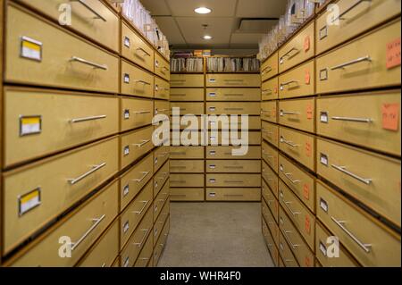 Grande capacité de stockage de différents vinyles et cassettes à la radio archive de station Banque D'Images