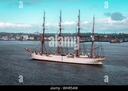 Voir à une belle sail yacht près de la ville d'une ville côtière de Kiel, dans le Nord de l'Allemagne Banque D'Images