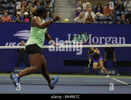 Taylor Townsend, de l'United States, renvoie un coup de Blanca Andreescu, du Canada, dans le 4ème tour de l'Arthur Ashe Stadium en 2019 à l'US Open Tennis Championships à l'USTA Billie Jean King National Tennis Center, le lundi 2 septembre 2019 à New York. Photo par Ray Stubblebine/UPI Banque D'Images